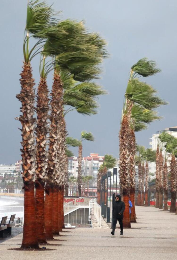 Meteoroloji uyarmıştı: Yağmur ve fırtına hayatı felç etti!