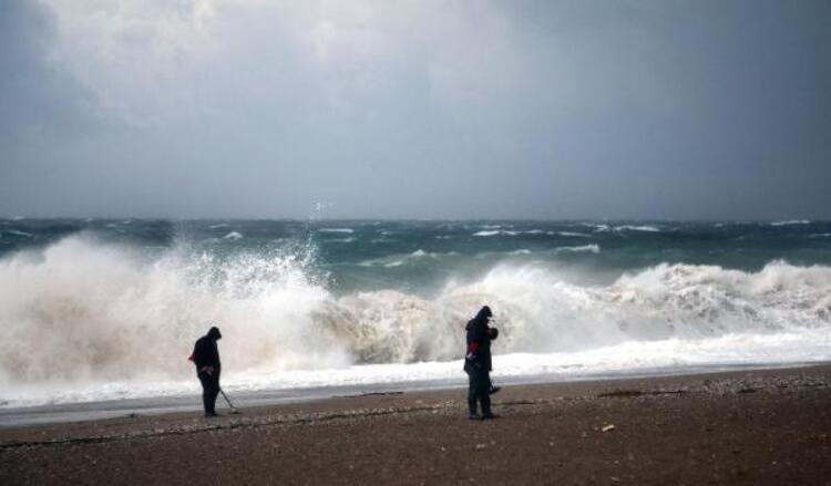 Meteoroloji uyarmıştı: Yağmur ve fırtına hayatı felç etti!