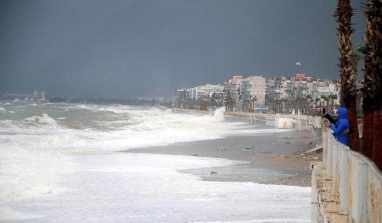 Meteoroloji uyarmıştı: Yağmur ve fırtına hayatı felç etti!