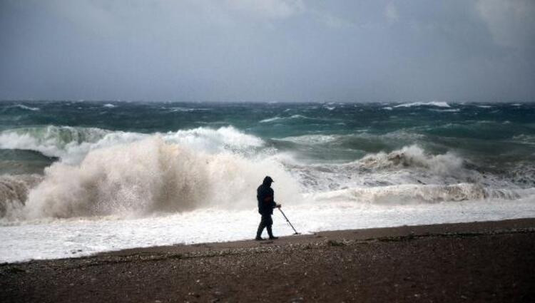 Meteoroloji uyarmıştı: Yağmur ve fırtına hayatı felç etti!