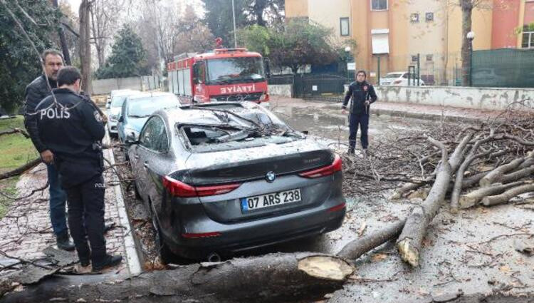 Meteoroloji uyarmıştı: Yağmur ve fırtına hayatı felç etti!