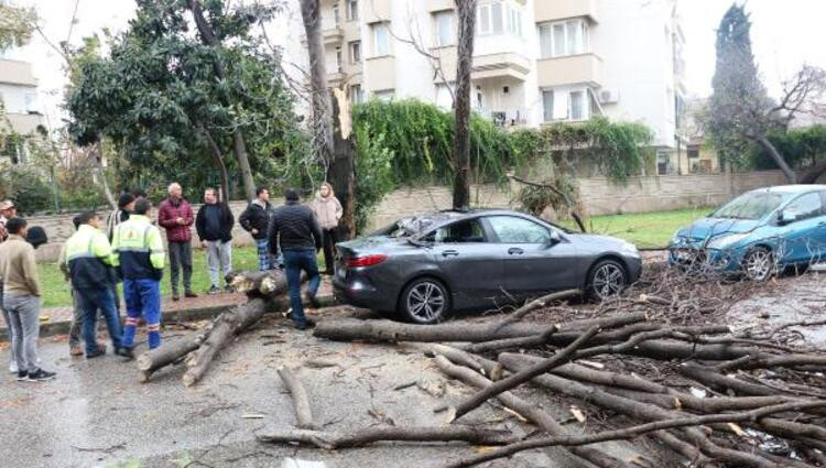 Meteoroloji uyarmıştı: Yağmur ve fırtına hayatı felç etti!