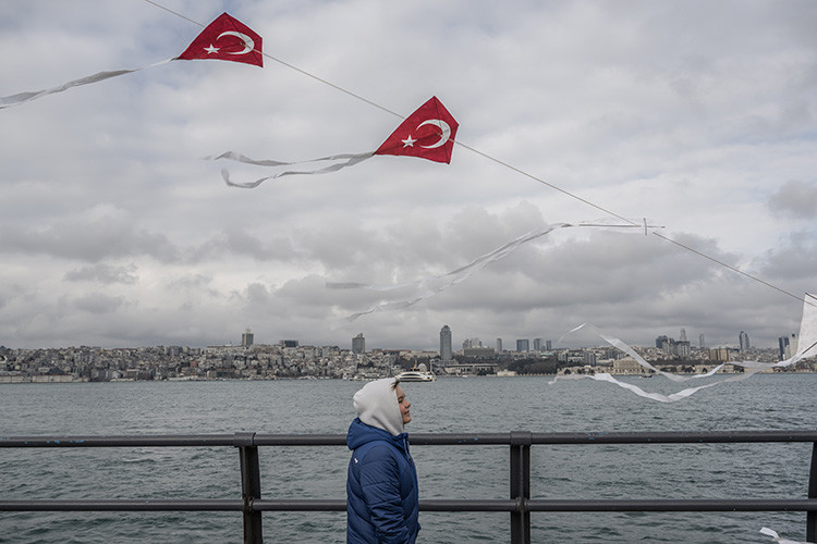 Gökyüzünde ay yıldızlı uçurtma şov