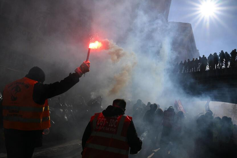 Fransa'da dev grev: Macron geri adım atar mı?