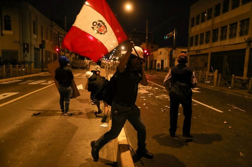 Protestocular havaalanına zorla girmeye çalıştı: 'Lima'yı al yürüyüşü!