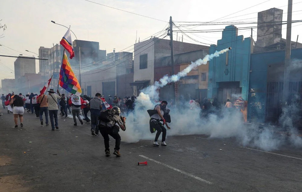 Protestocular havaalanına zorla girmeye çalıştı: 'Lima'yı al yürüyüşü!