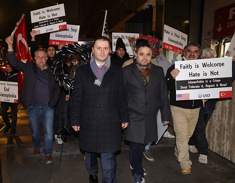 New York'ta, Kur'an-ı Kerim'in yakılmasını protesto ettiler