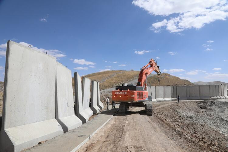 Hendekler, kuleler, yüzlerce personel... İşte beton sınır!