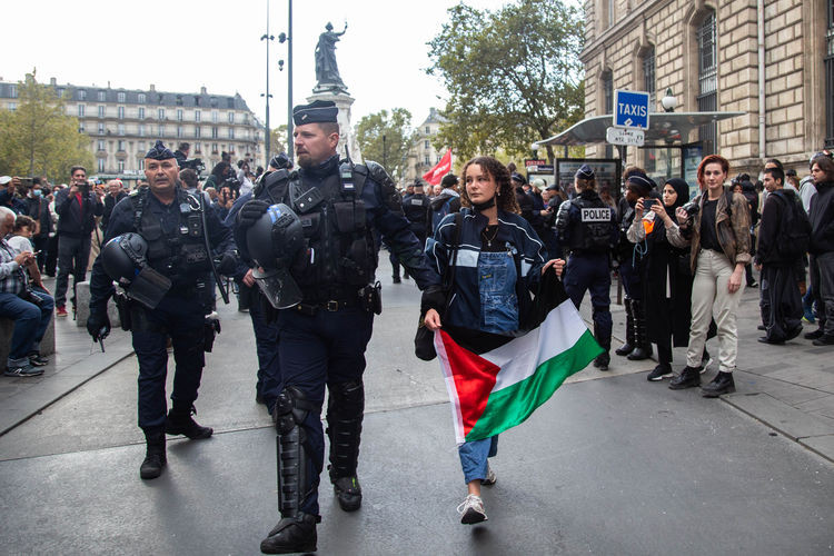 Paris'te ortalık karıştı: Polisten Filistinli göstericilere sert müdahale!