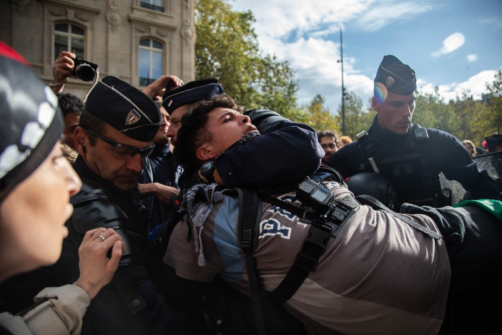 Paris'te ortalık karıştı: Polisten Filistinli göstericilere sert müdahale!