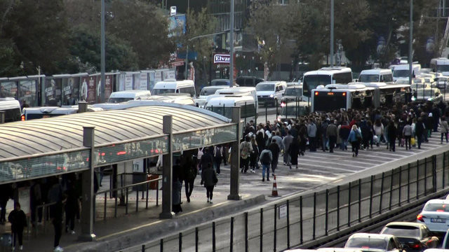 Metrobüs durağında 'beyaz yol' sürprizi!