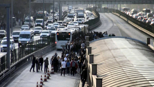 Metrobüs durağında 'beyaz yol' sürprizi!