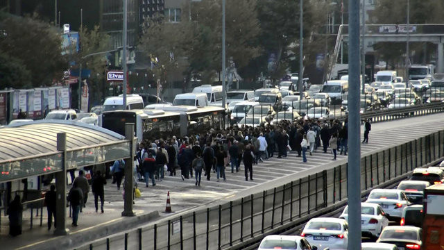 Metrobüs durağında 'beyaz yol' sürprizi!