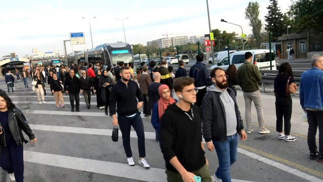 Metrobüs durağında 'beyaz yol' sürprizi!