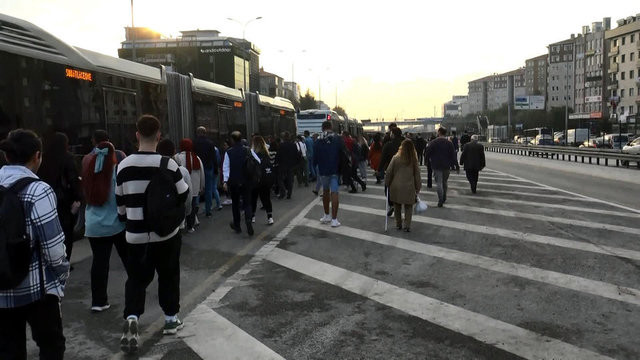 Metrobüs durağında 'beyaz yol' sürprizi!