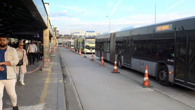 Metrobüs durağında 'beyaz yol' sürprizi!