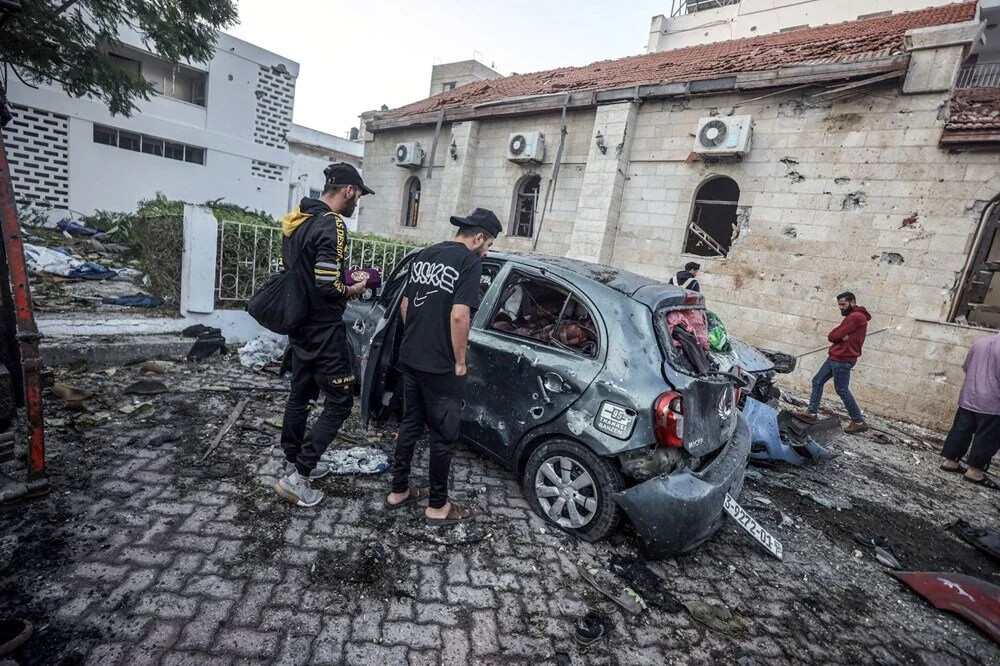 İsrail'in vurduğu hastaneden dehşet verici görüntüler!