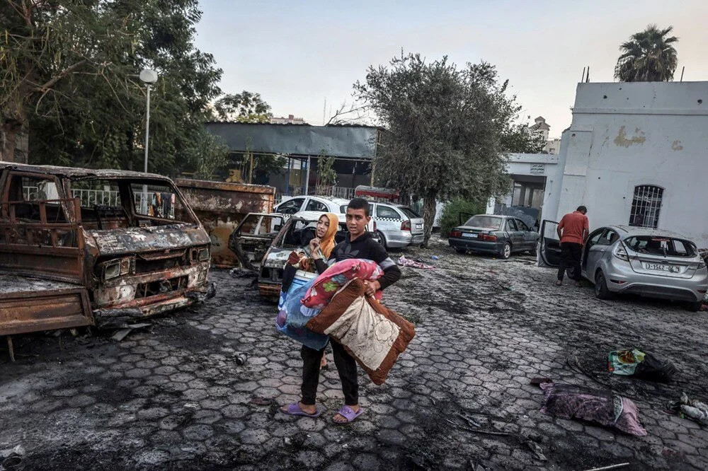 İsrail'in vurduğu hastaneden dehşet verici görüntüler!