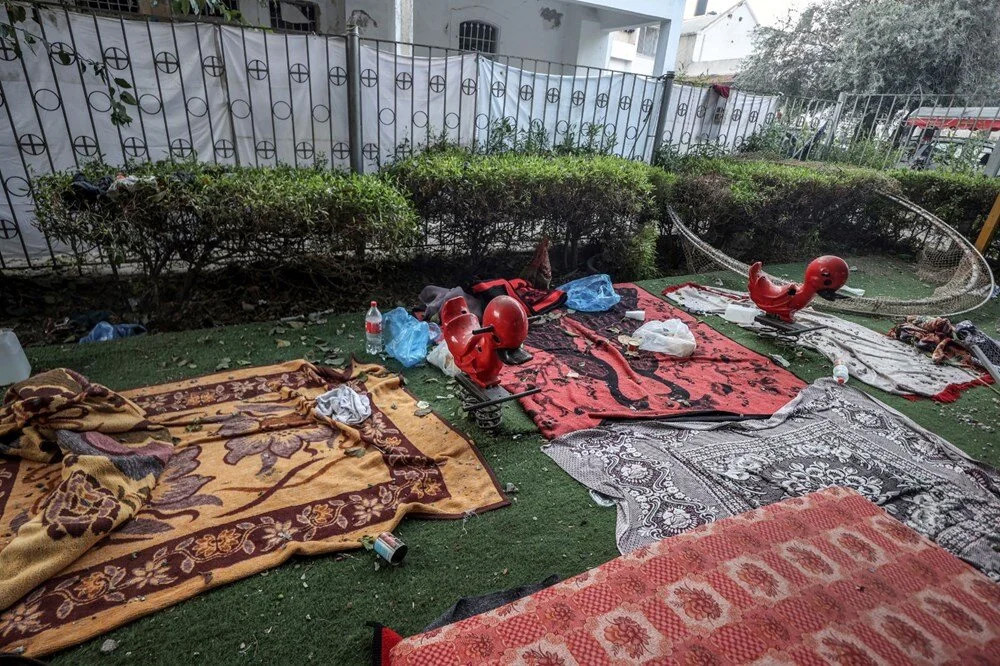 İsrail'in vurduğu hastaneden dehşet verici görüntüler!