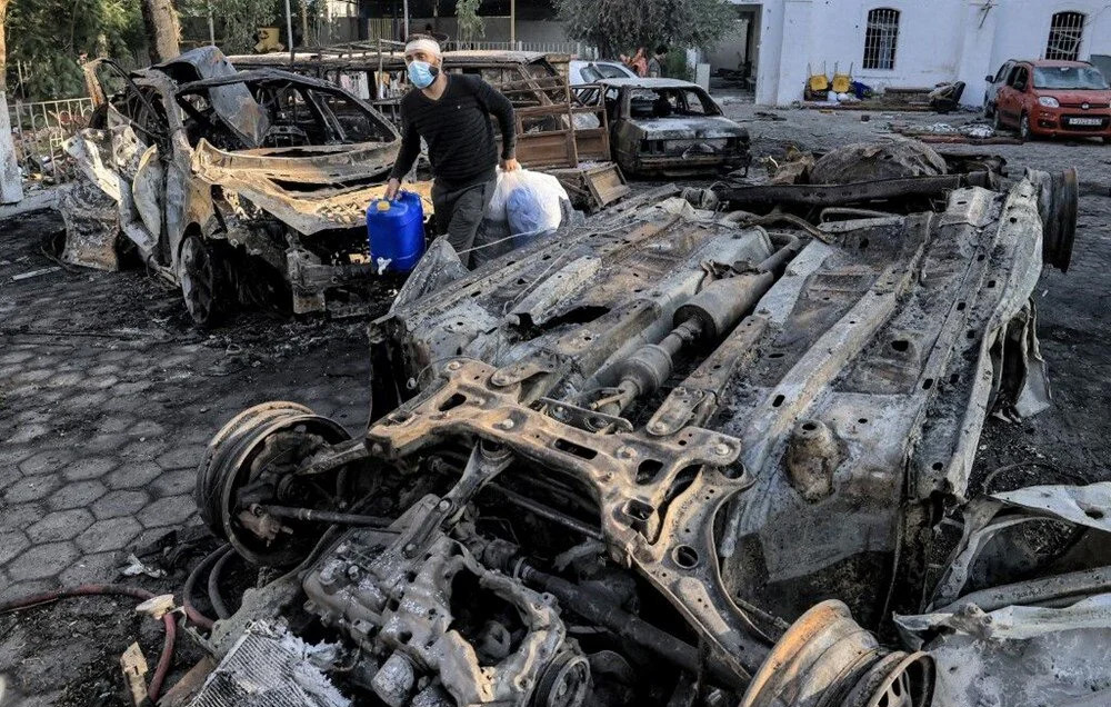 İsrail'in vurduğu hastaneden dehşet verici görüntüler!