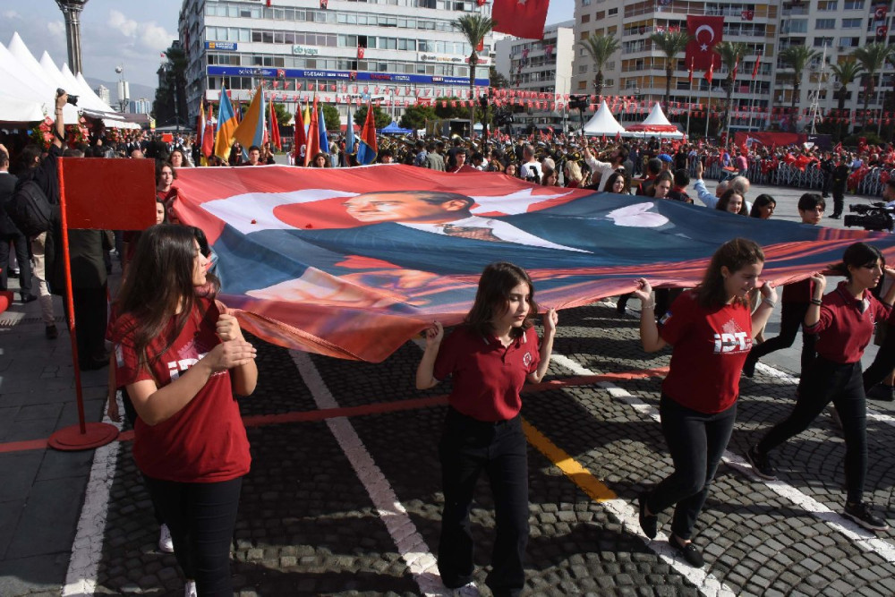 İzmir'de 100. yıl kutlamaları: Geçmişin coşkusu ve geleceğin umutları...