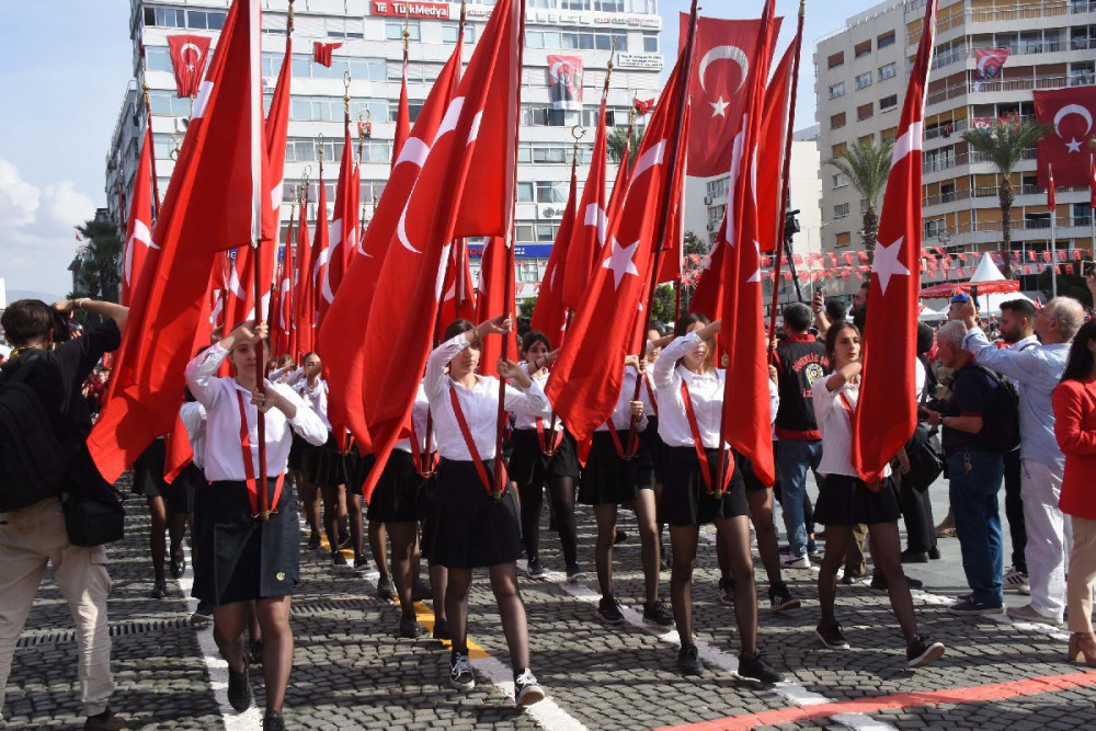 İzmir'de 100. yıl kutlamaları: Geçmişin coşkusu ve geleceğin umutları...