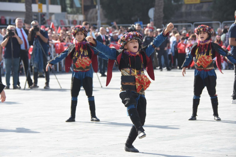 İzmir'de 100. yıl kutlamaları: Geçmişin coşkusu ve geleceğin umutları...