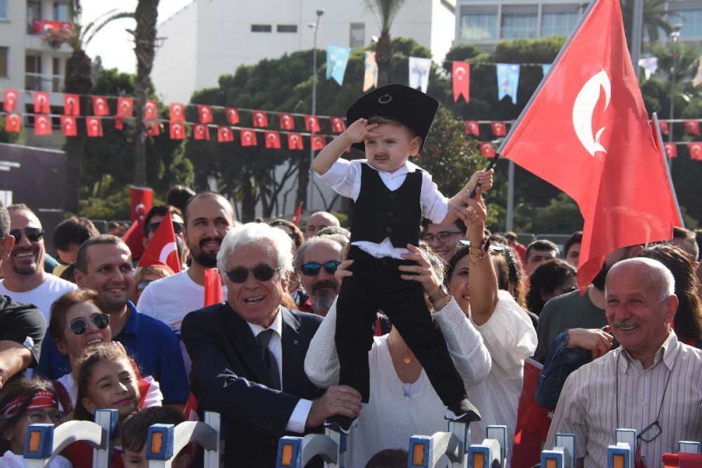 İzmir'de 100. yıl kutlamaları: Geçmişin coşkusu ve geleceğin umutları...