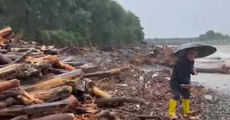 Doğu Karadeniz'de sağanak hayatı felç etti!