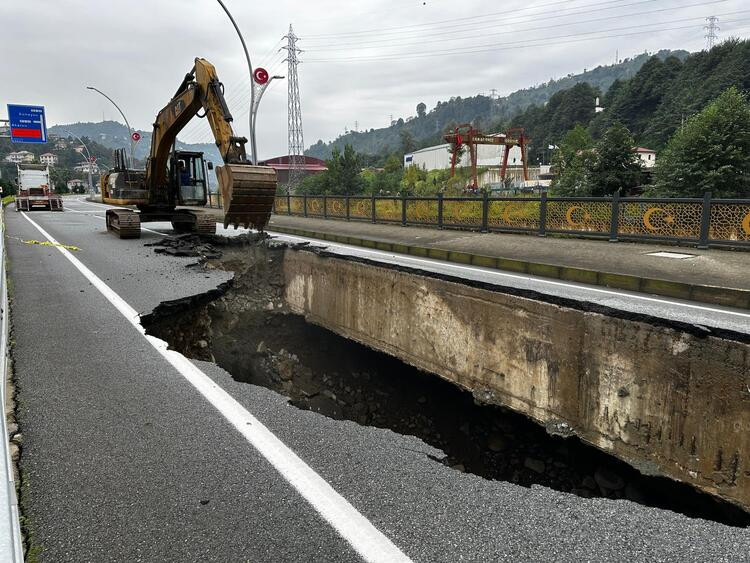 Doğu Karadeniz'de sağanak hayatı felç etti!