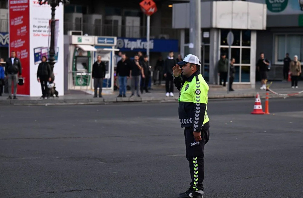 Atatürk'ü anmanın derin hüznü: Saat 09.05’te hayat durdu!