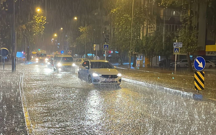 Antalya sağanak yağışa teslim oldu