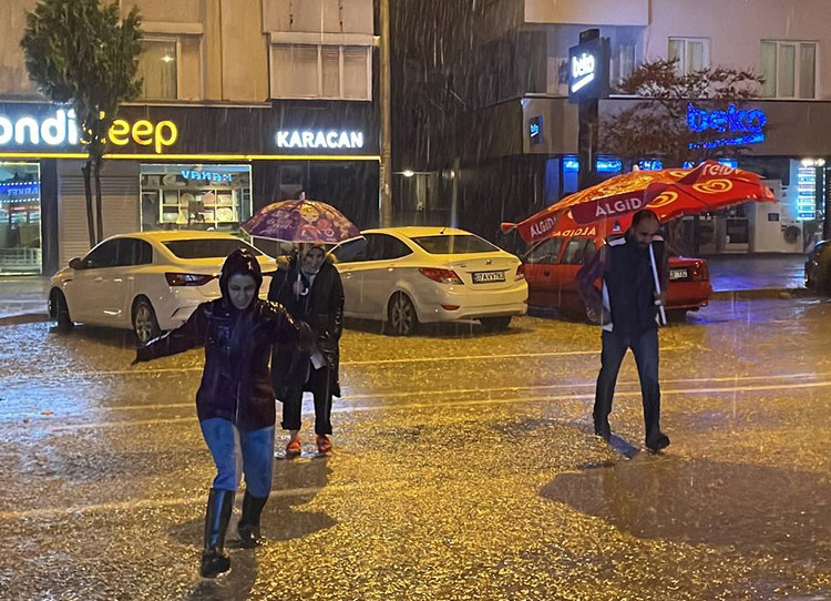 Antalya sağanak yağışa teslim oldu