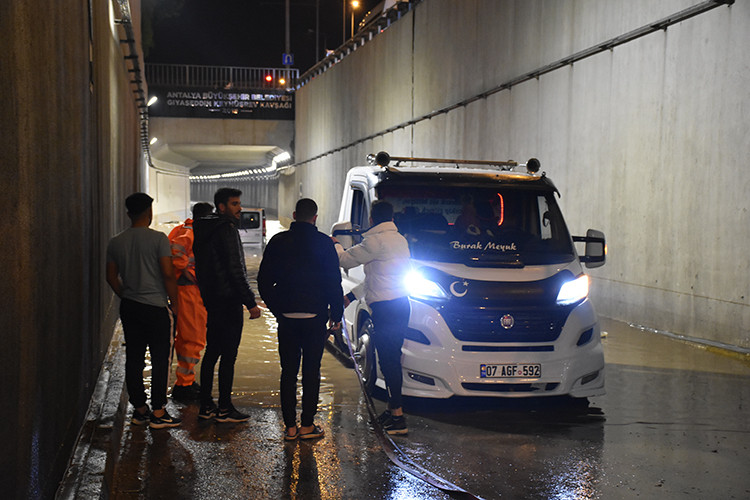 Antalya sağanak yağışa teslim oldu