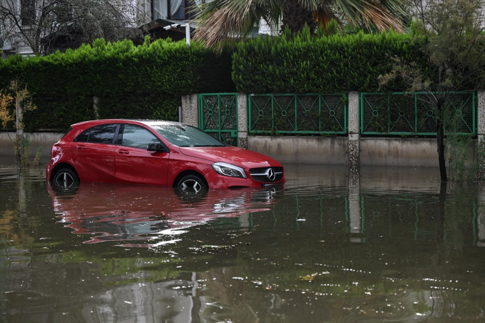 İzmir'de deniz taştı: Vatandaşlar zodyak ile kurtarıldı