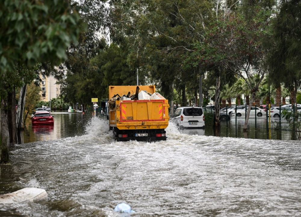 İzmir'de deniz taştı: Vatandaşlar zodyak ile kurtarıldı