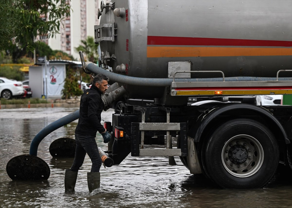 İzmir'de deniz taştı: Vatandaşlar zodyak ile kurtarıldı