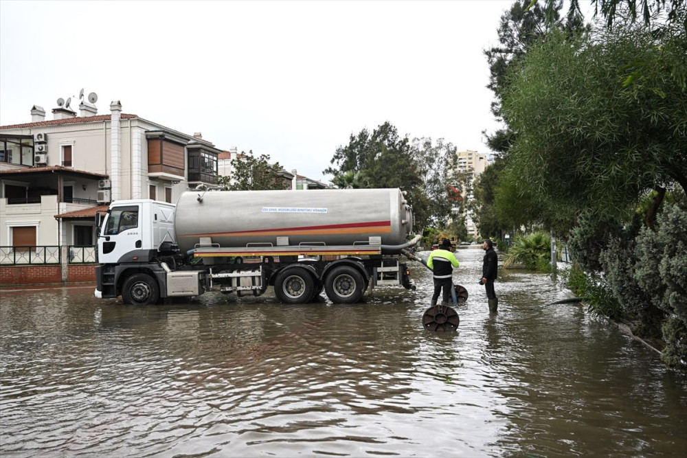 İzmir'de deniz taştı: Vatandaşlar zodyak ile kurtarıldı