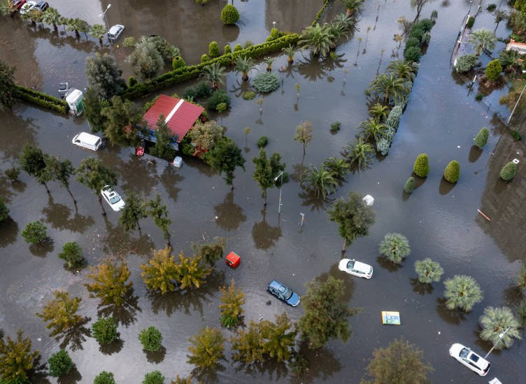 İzmir'de deniz taştı: Vatandaşlar zodyak ile kurtarıldı