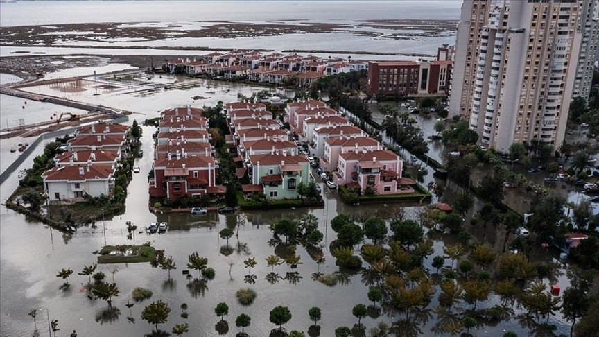 İzmir'de deniz taştı: Vatandaşlar zodyak ile kurtarıldı