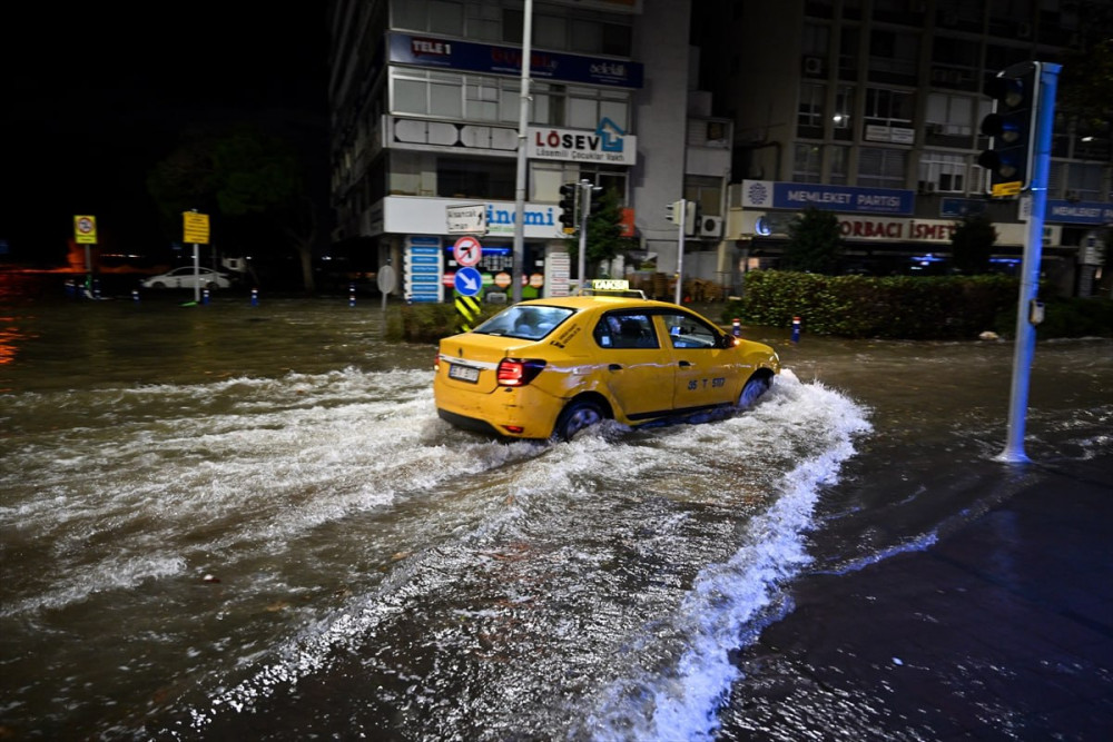 İzmir'de deniz taştı: Vatandaşlar zodyak ile kurtarıldı