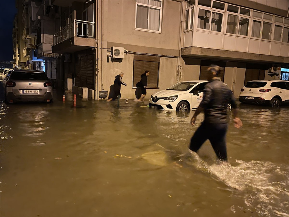 İzmir'de deniz taştı: Vatandaşlar zodyak ile kurtarıldı