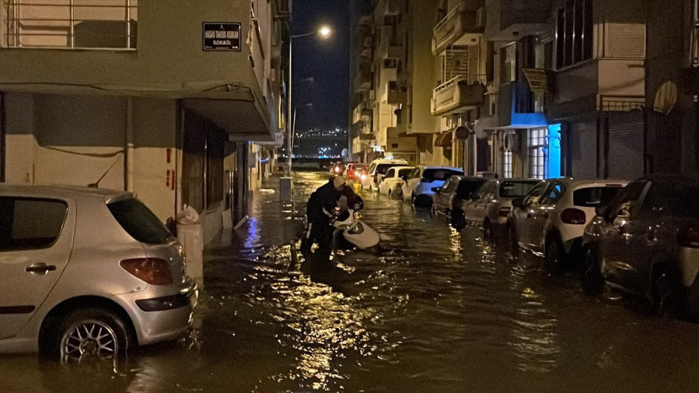 İzmir'de deniz taştı: Vatandaşlar zodyak ile kurtarıldı