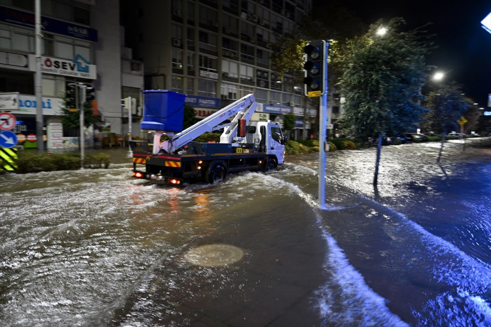 İzmir'de deniz taştı: Vatandaşlar zodyak ile kurtarıldı