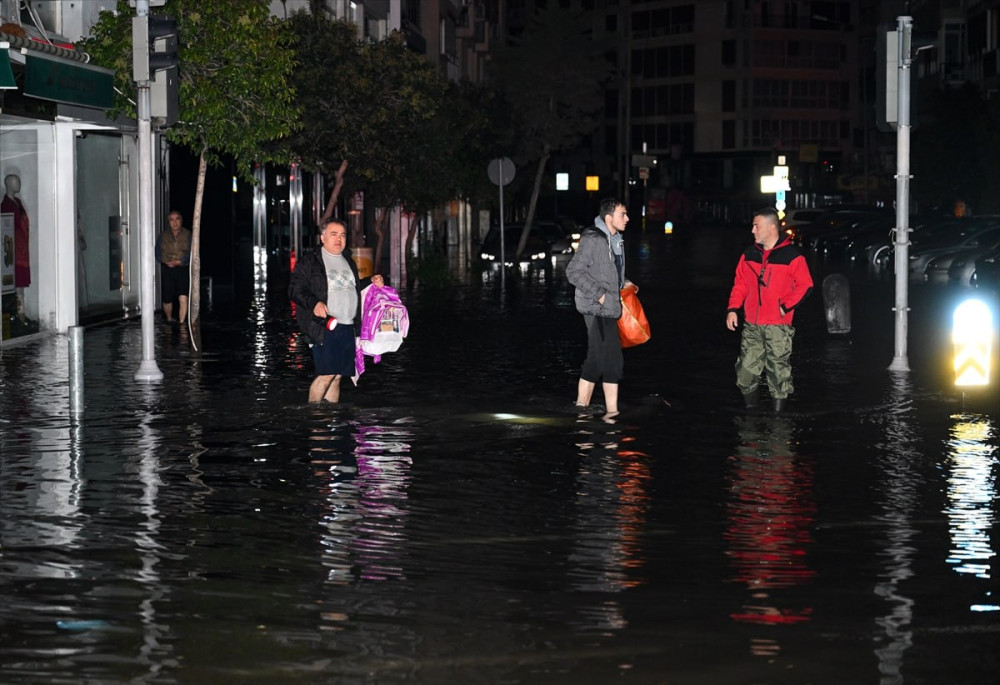 İzmir'de deniz taştı: Vatandaşlar zodyak ile kurtarıldı