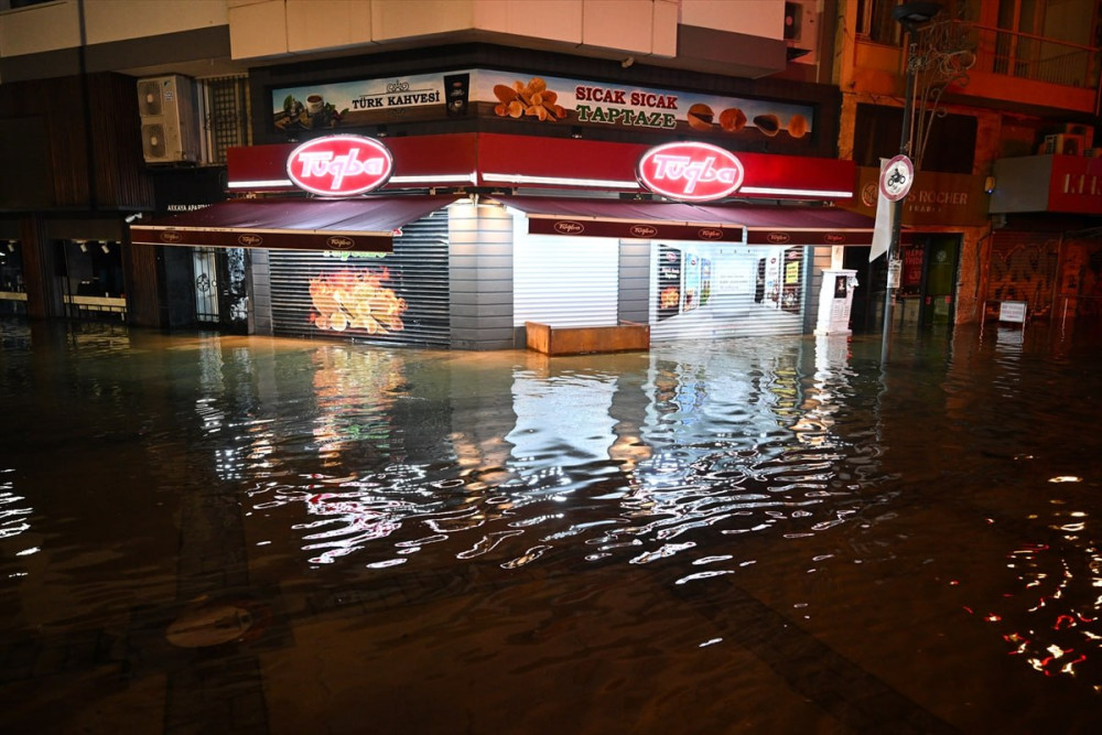 İzmir'de deniz taştı: Vatandaşlar zodyak ile kurtarıldı