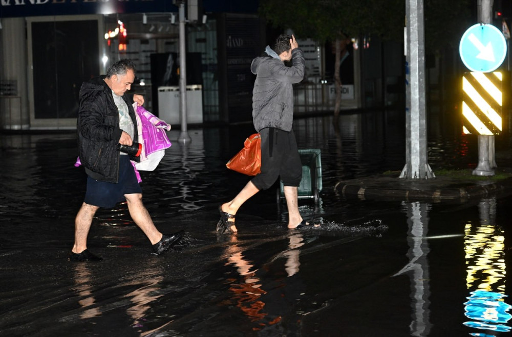 İzmir'de deniz taştı: Vatandaşlar zodyak ile kurtarıldı