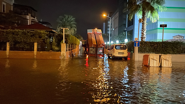 İzmir'de deniz taştı: Vatandaşlar zodyak ile kurtarıldı