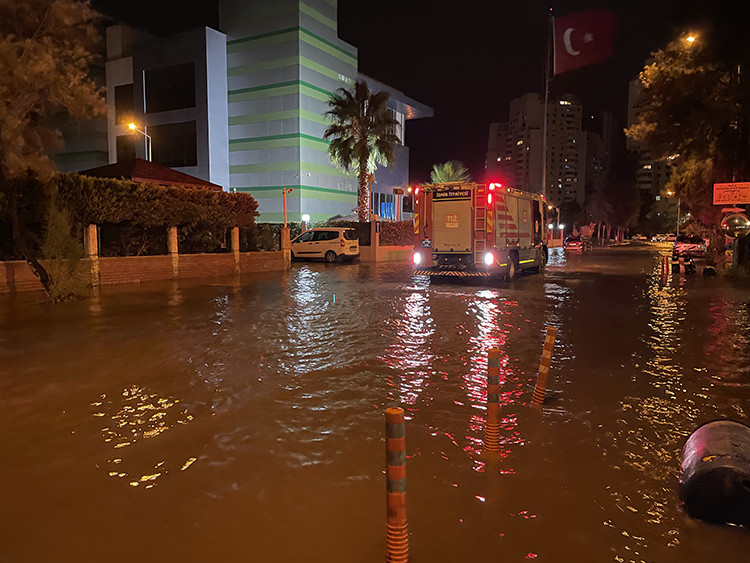 İzmir'de deniz taştı: Vatandaşlar zodyak ile kurtarıldı