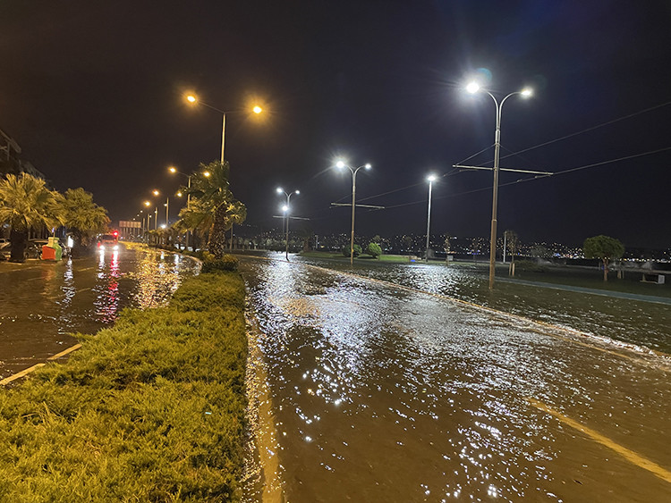 İzmir'de deniz taştı: Vatandaşlar zodyak ile kurtarıldı